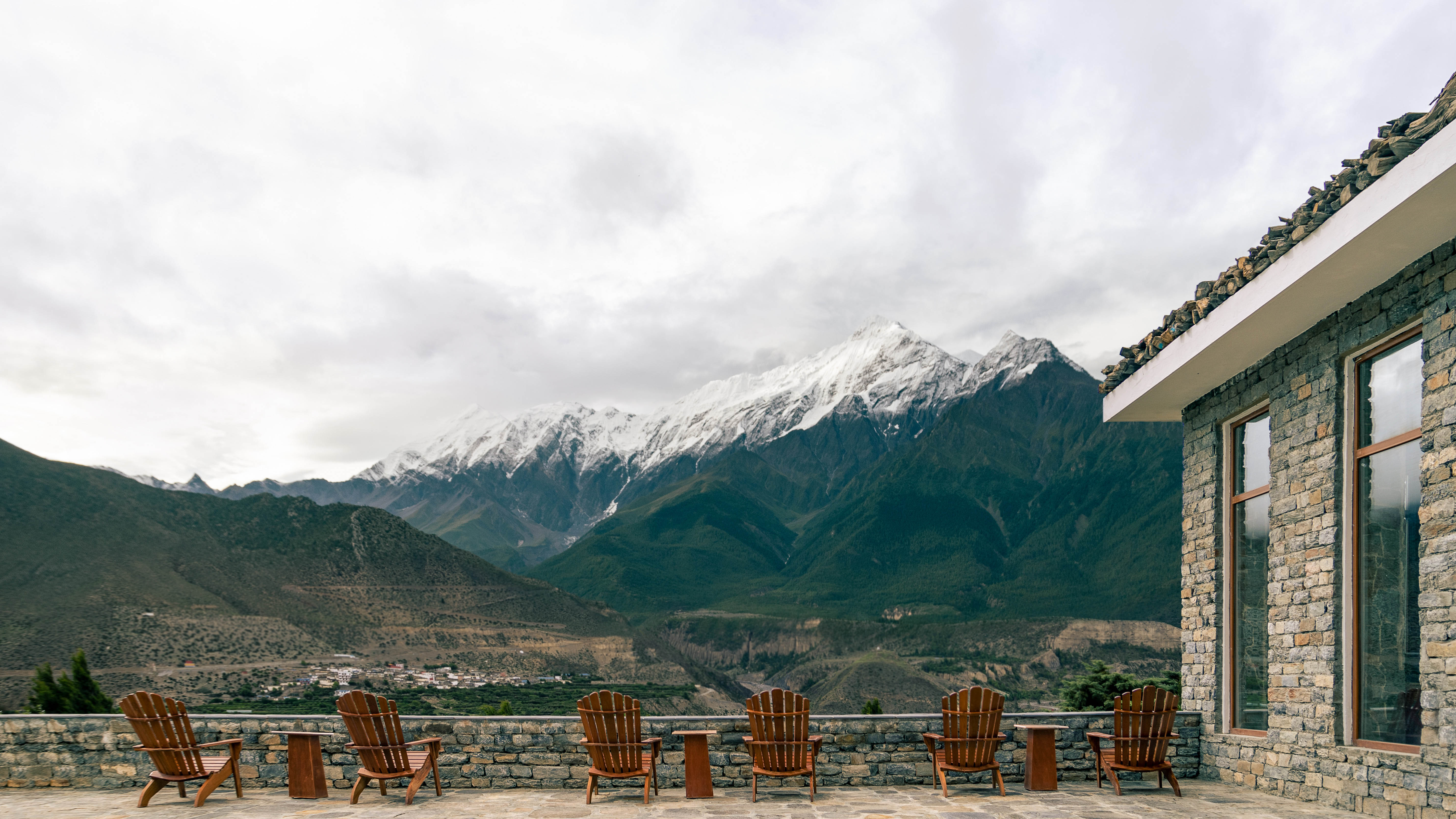 Moksha Mustang Surrounding View